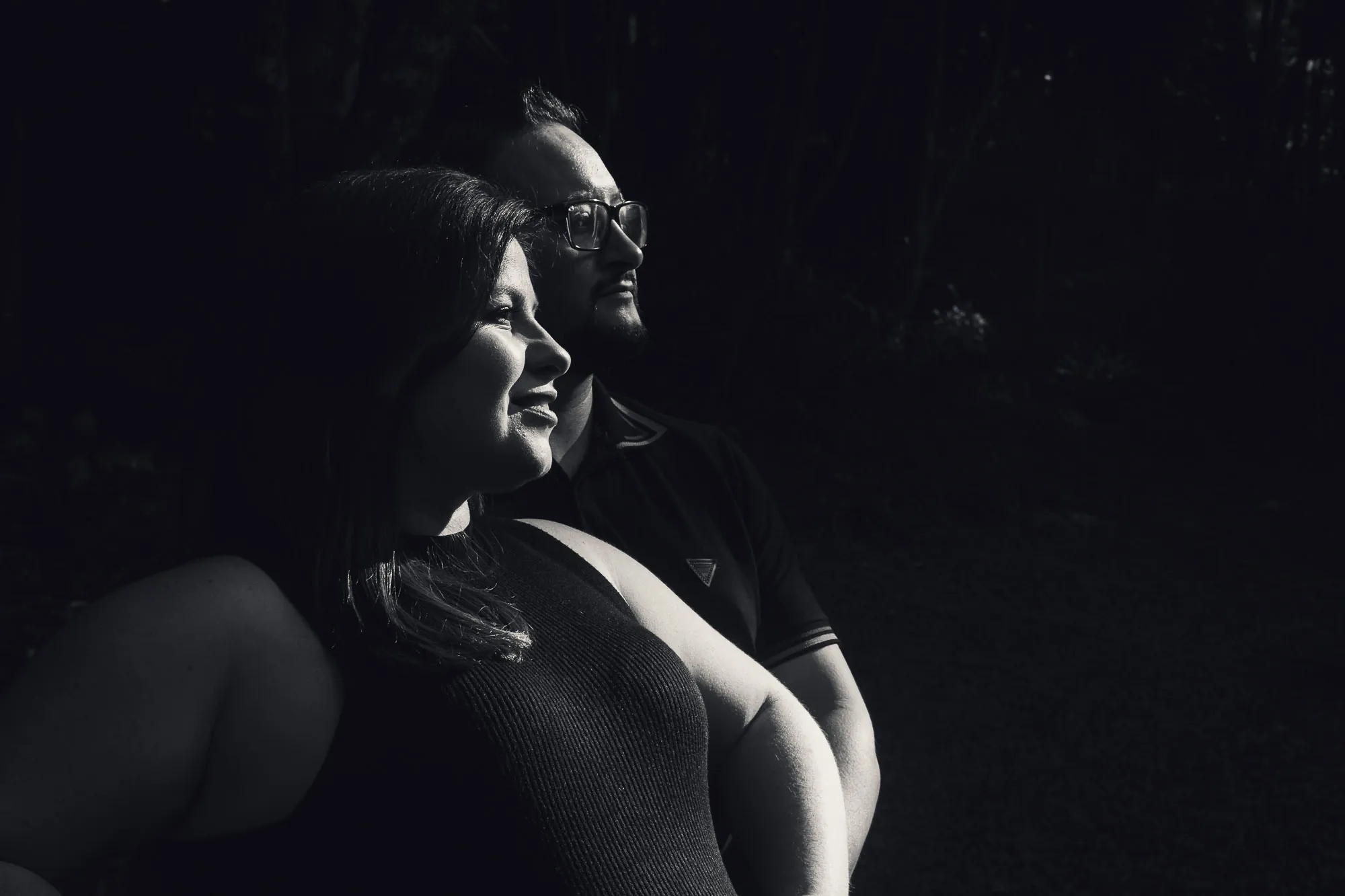 Casal em contraluz, rostos recortados pela sombra