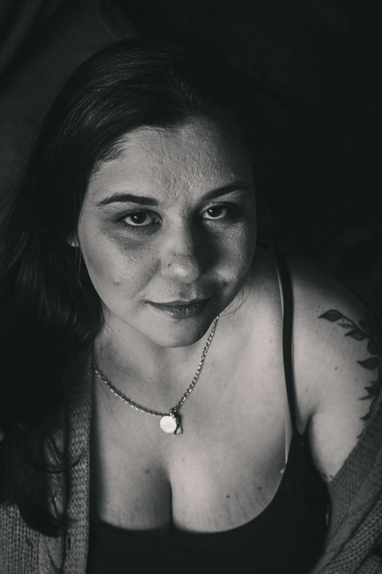 Retrato feminino em preto e branco, luz dura no rosto